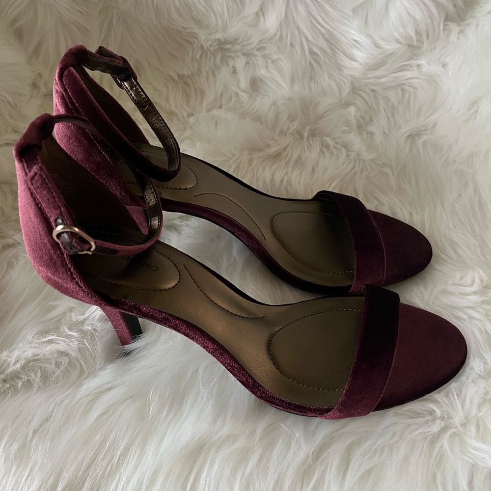 Bandolino Wine Velvet Heels.Beautiful shoe with ankle strap. Never worn.